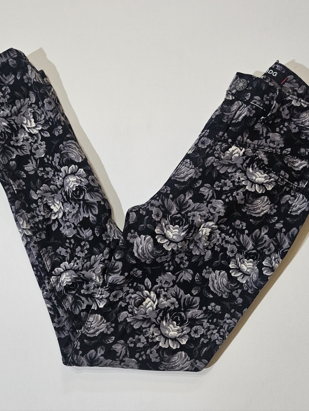 BDG High‎ Rise Skinny Jeans Womens 26x29 Black Grey Rose Print Twig Leg Denim